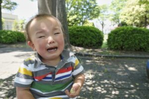 子どもがかんしゃくを起こす原因と対処法を解説